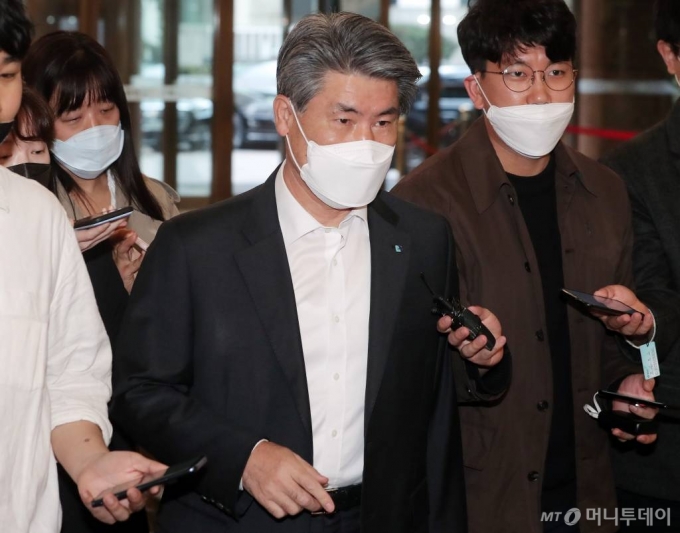윤종원 IBK기업은행장이 23일 오후 서울 중구 명동 은행회관에서 열린 은행연합회 이사회에 참석하고 있다. / 사진=김창현 기자 chmt@