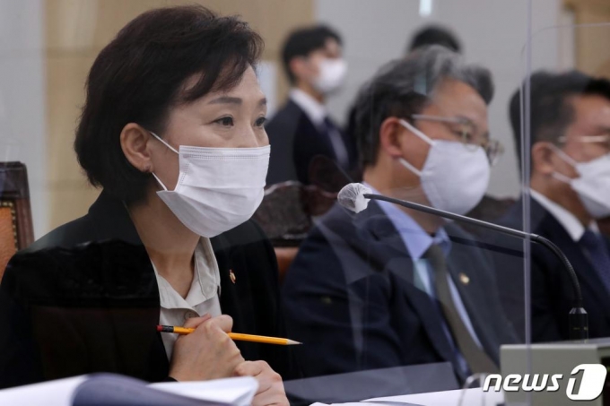 (세종=뉴스1) 장수영 기자 = 김현미 국토교통부 장관이 16일 정부세종청사에서 열린 국회 국토교통위원회의 국토교통부에 대한 국정감사에서 위원 질의에 대한 답변을 하고 있다. 2020.10.16/뉴스1