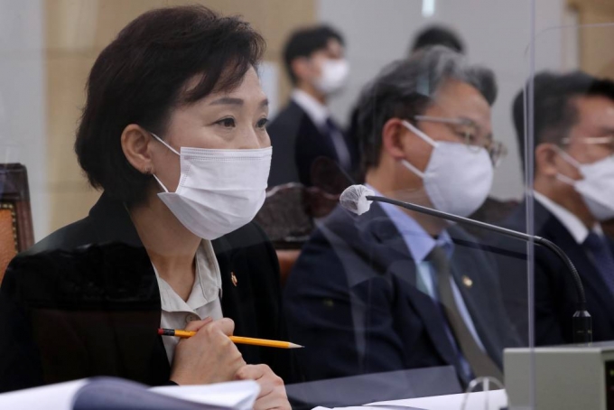 김현미 국토교통부 장관이 16일 정부세종청사에서 열린 국회 국토교통위원회의 국토부에 대한 국정감사에서 위원 질의에 답변하고 있다./사진= 뉴시스