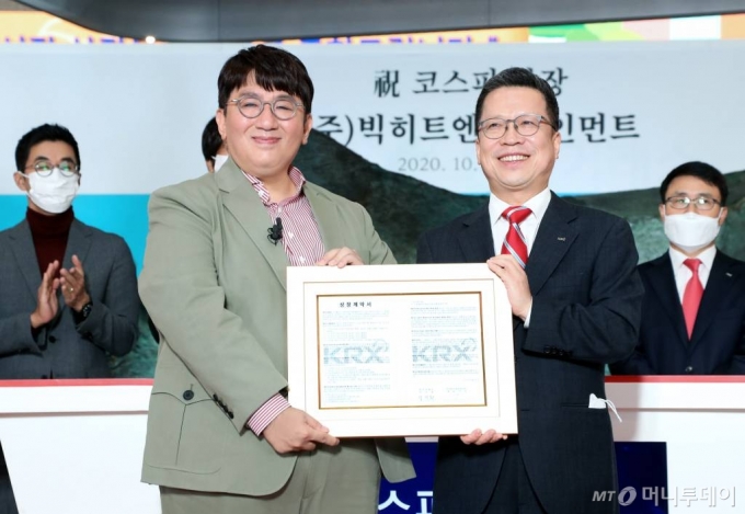 15일 오전 서울 여의도 한국거래소(이사장 정지원)에서 열린 빅히트엔터테인먼트 유가증권시장 신규상장기념식에서 방시혁 빅히트엔터테인먼트 의장(왼쪽)과 정지원 한국거래소 이사장이 상장기념패를 들고 포즈를 취하고 있다. /사진제공=한국거래소