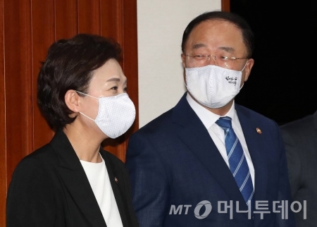 홍남기 경제부총리 겸 기획재정부 장관(오른쪽), 김현미 국토교통부 장관/사진= 김휘선 기자