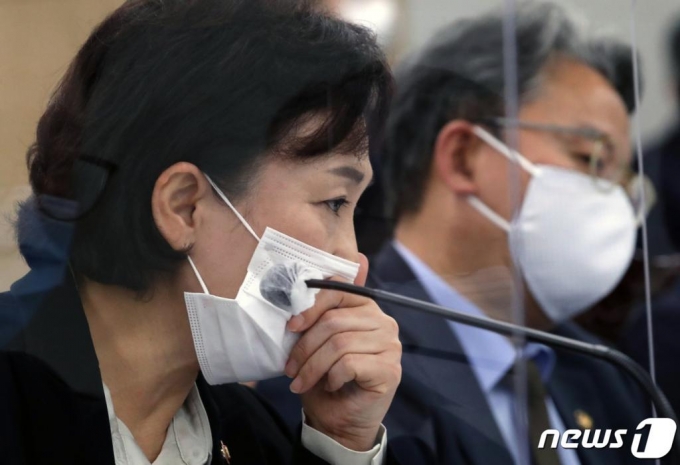 (세종=뉴스1) 장수영 기자 = 김현미 국토교통부 장관이 16일 정부세종청사에서 열린 국회 국토교통위원회의 국토교통부에 대한 국정감사에서 위원 질의를 듣던 중 기침을 하고 있다. 2020.10.16/뉴스1
