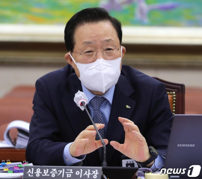 윤대희 신용보증기금 이사장이 16일 서울 여의도 국회에서 열린 정무위원회 국정감사에서 의원들의 질의에 답하고 있다. /사진=뉴스1