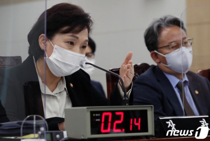 김현미 국토교통부 장관이 16일 정부세종청사에서 열린 국회 국토교통위원회의 국토교통부에 대한 국정감사에서 위원 질의에 대한 답변을 하고 있다./사진= 뉴스1