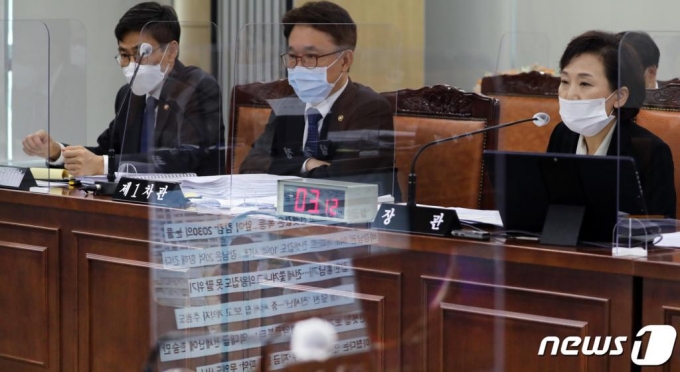 (세종=뉴스1) 장수영 기자 = 김현미 국토교통부 장관이 16일 정부세종청사에서 열린 국회 국토교통위원회의 국토교통부·행정중심복합도시건설청·새만금개발청에 대한 국정감사에서 이헌승 국민의힘 의원의 최근 전세대란과 관련한 질의를 듣고 있다. 2020.10.16/뉴스1