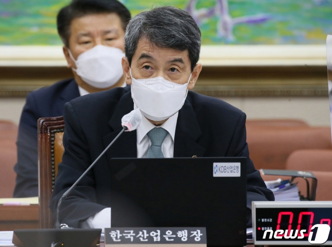(서울=뉴스1) 박세연 기자 = 이동걸 한국산업은행 회장이 16일 오전 서울 여의도 국회에서 열린 정무위원회의 신용보증기금, 한국산업은행, 중소기업은행, 서민금융진흥원등에 대한 국정감사에서 의원의 질의에 답변하고 있다. 2020.10.16/뉴스1