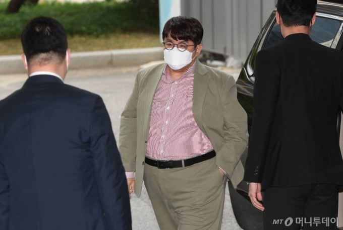 방시혁 빅히트 엔터테인먼트 의장이 15일 서울 여의도 한국거래소 1층 로비에서 열릴 빅히트엔터테인먼트 상장기념식에 참석하고 있다./2020.10.15. 사진공동취재단 / 사진=사진공동취재단