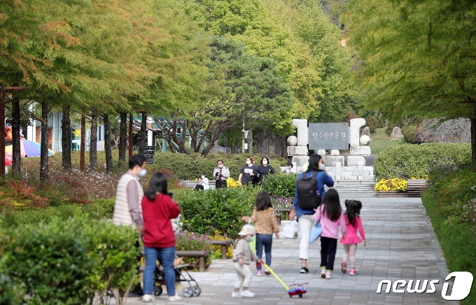 전북 전주시 전주동물원을 찾은 시민들이 발걸음을 옮기고 있다. /&copy; News1 유경석 기자