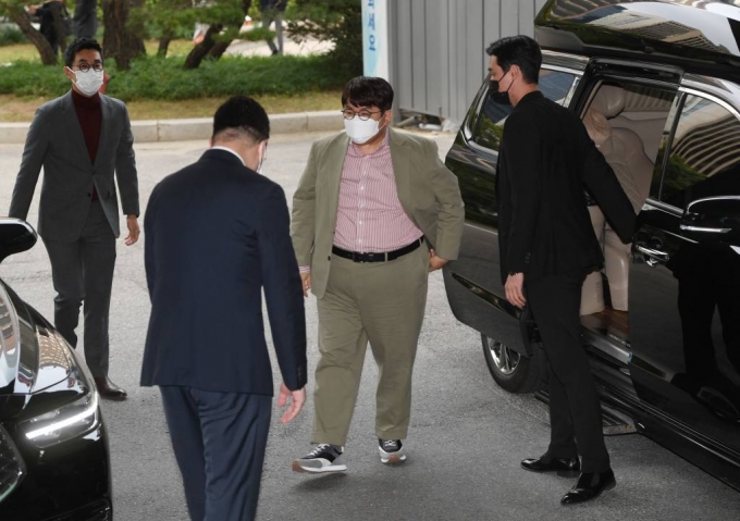 방시혁 빅히트 엔터테인먼트 의장이 15일 서울 여의도 한국거래소 1층 로비에서 열릴 빅히트엔터테인먼트 상장기념식에 참석하고 있다./2020.10.15. 사진공동취재단 / 사진=사진공동취재단