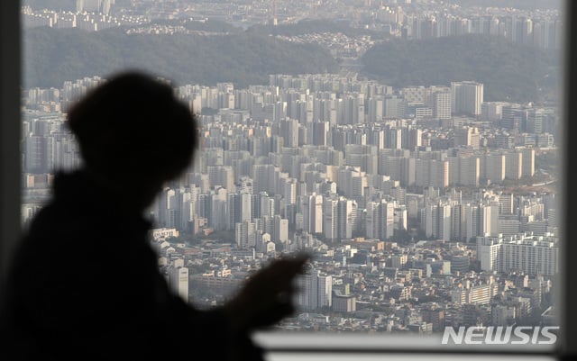 홍남기 경제부총리가 제8차 부동산시장 점검 관계장관회의에서 임대차법 시행 이후 진행되고 있는 전세난을 사실상 인정한 가운데 이달 14일 오후 서울 송파구 롯데월드타워 서울스카이에서 서울 시내의 아파트가 보이고 있다. / 사진제공=뉴시스