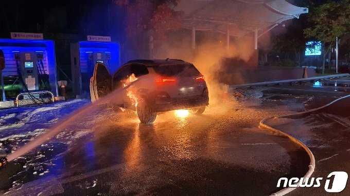 17일 새벽 남양주시 와부읍 주민자치센터 전기차 급속충전소에서 충전 중이던 현대자동차 코나 전기차에서 불이 났다.(남양주 소방서 제공) /사진=뉴스1