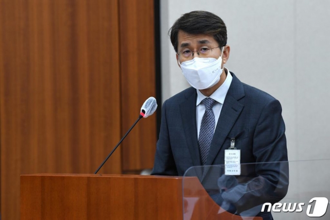 (서울=뉴스1) 성동훈 기자 = 김동욱 현대자동차 전무가 8일 오후 서울 여의도 국회에서 열린 국회 산업통상자원중소벤처기업위원회의 중소벤처기업부·특허청 등에 대한 국정감사에 증인 출석해 더불어민주당 이수진 의원의 질의를 경청하고 있다. 2020.10.8/뉴스1