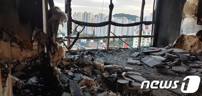 지난 8일 대형 화재가 발생한 울산 남구 달동 삼환아르누보 주상복합아파트 내부가 불에 타 처참한 모습을 보이고 있다. (독자 제공) /사진= 뉴스1