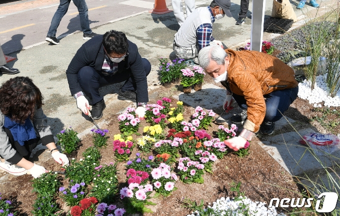 곽상욱 시장&#40;오른쪽 첫번째&#41;이 시민들과 함께 꽃을 심고 있다. &#40;오산시 제공&#41;&copy; 뉴스1