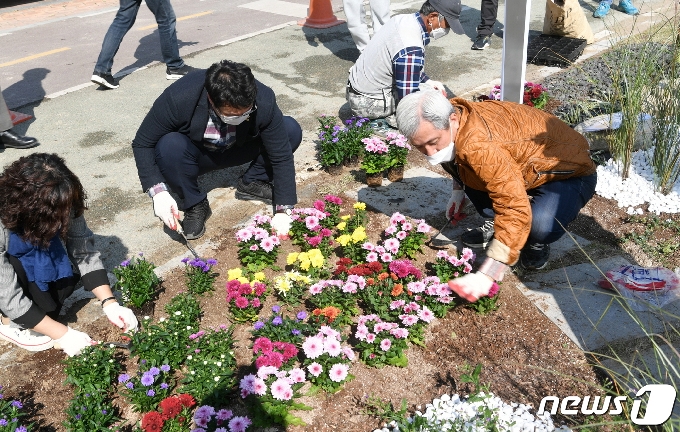 곽상욱 시장(오른쪽 첫번째)이 시민들과 함께 꽃을 심고 있다. (오산시 제공)&copy; 뉴스1