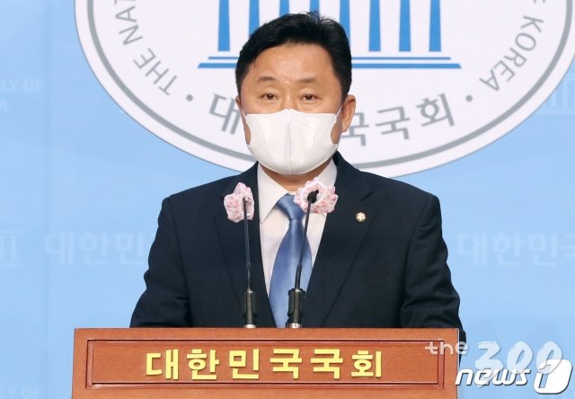 (서울=뉴스1) 박세연 기자 = 최인호 더불어민주당 수석대변인이 6일 오후 서울 여의도 국회 소통관에서 고위당정협의회 결과를 밝히고 있다. 당정청은 이날 총리공관에서 고위당정협의회 회의를 열고 2차 긴급재난지원금 지급 및 이를 위한 4차 추가경정예산안 편성 등을 논의, 집합금지명령을 받은 12개 업종 소상공인, 자영업자, 특수고용노동자 등 고용취약계층 등에 맞춤형 집중지원을 결정했다. 2020.9.6/뉴스1