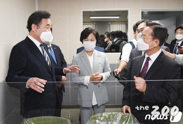 (서울=뉴스1) 국회사진취재단 = 이낙연 더불어민주당 대표(왼쪽)가 14일 오후 경기 과천시 정부과천청사에 마련된 고위공직자범죄수사처(공수처) 입주청사를 방문해 추미애 법무부 장관(가운데), 남기명 공수처 설립 준비단장과 함께 시설을 살펴보고 있다. 2020.10.14/뉴스1