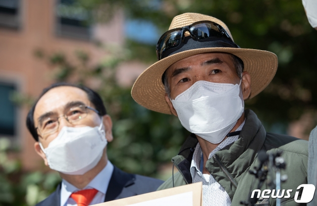 북한군에 피격돼 숨진 해양수산부 산하 서해어업지도관리단 소속 해양수산서기(8급) A씨(47)의 형 이래진씨(오른쪽)와 태영호 국민의힘 의원이 지난 6일 오후 서울 종로 유엔북한인권 사무소에서 유엔사무소 대표권한대행과 면담에 앞서 취재진 질문에 답변하고 있다. /사진=뉴스1.