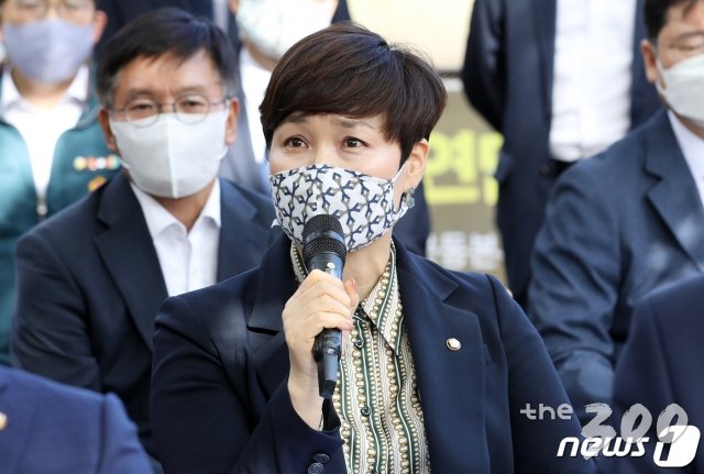 (울산=뉴스1) 윤일지 기자 = 국회 문화체육관광위원회 소속 임오경 더불어민주당 의원이 13일 오후 울산 울주군 반구대암각화에서 열린 국정감사 현장시찰에서 질의하고 있다. 2020.10.13/뉴스1