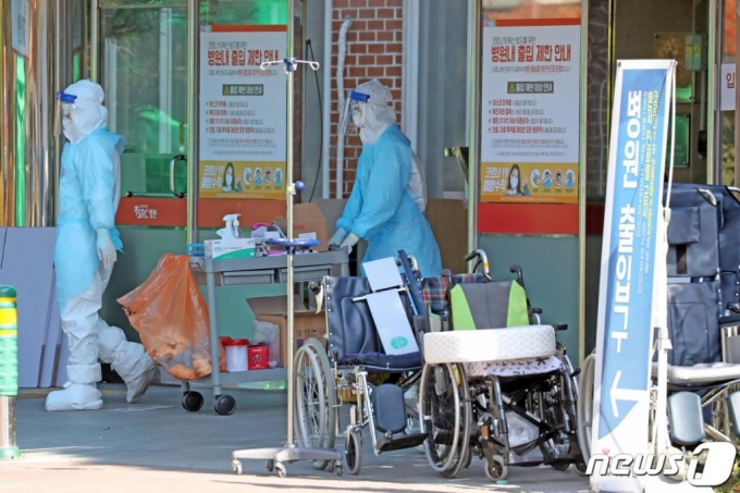 (경기광주=뉴스1) 조태형 기자 = 간병인의 신종 코로나바이러스 감염증(코로나19) 확진 이후 감염자가 다수 속출하고 있는 경기도 광주시 SRC재활병원에서 18일 오전 병원 관계자들이 코로나19 검사를 준비하고 있다. 이날 오전 11시 현재 SRC재활병원 관련 확진자는 총 51명이다. 2020.10.18/뉴스1