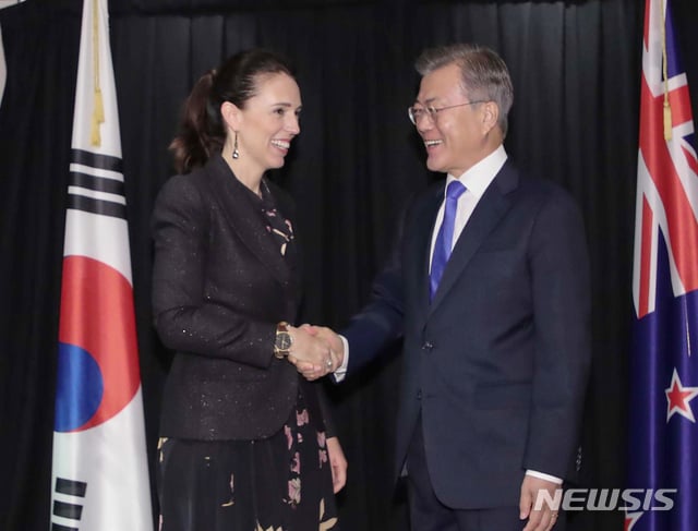 【오클랜드(뉴질랜드)=뉴시스】전신 기자 = 문재인 대통령이 2018년 12월4일 오클랜드 코디스 호텔에서 재신더 아던 뉴질랜드 총리와 정상회담에 앞서 기념촬영을 하고 있다. 2018.12.04. photo1006@newsis.com