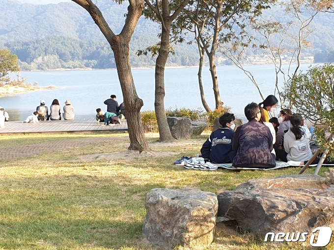 대전시 동구 대청호 오백리길 4구간 명상정원을 찾은 가족단위 나들이객들이 가을정취를 만끽하고 있다.© 뉴스1