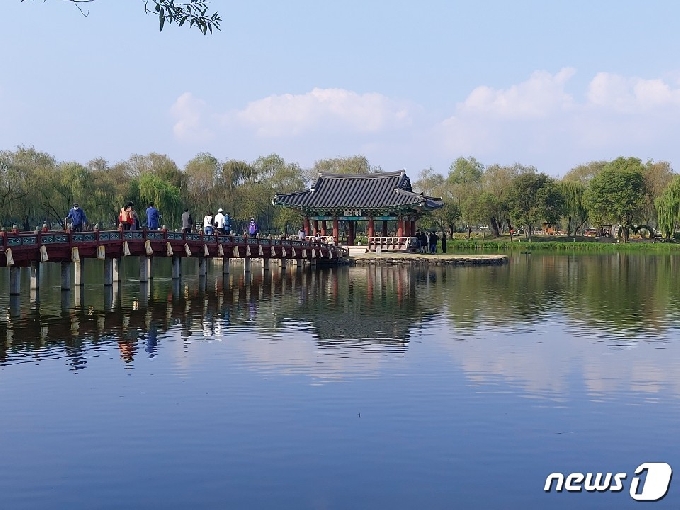 18일 오전 충남 부여궁남지에 가족단위 나들이객과 연인들의 발길이 이어졌다. © 뉴스1