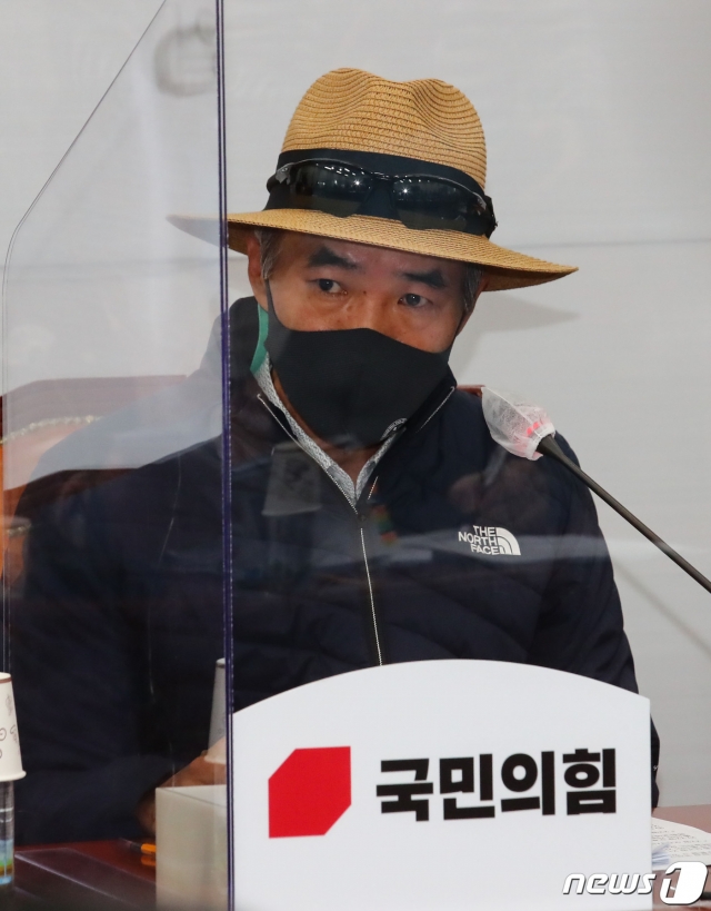 서해 피살 공무원의 친형인 이래진씨가 18일 오후 서울 여의도 국회에서 열린 '공무원 서해 피격사건 관련 진실을 듣는 국민 국감'에서 발언 하고 있다. /사진=뉴스1.
