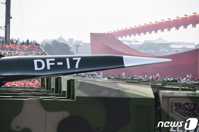 지난해 10월1일 중국 건국 70주년 기념 열병식에서 공개된 극초음속 탄도미사일 둥펑-17. © AFP=뉴스1