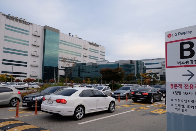 15일 오전 7시쯤 LG디스플레이 파주공장 앞. 밤샘근무 후 퇴근하는 직원들과 출근하는 직원들로 혼잡한 모습이다. /사진=박소연 기자