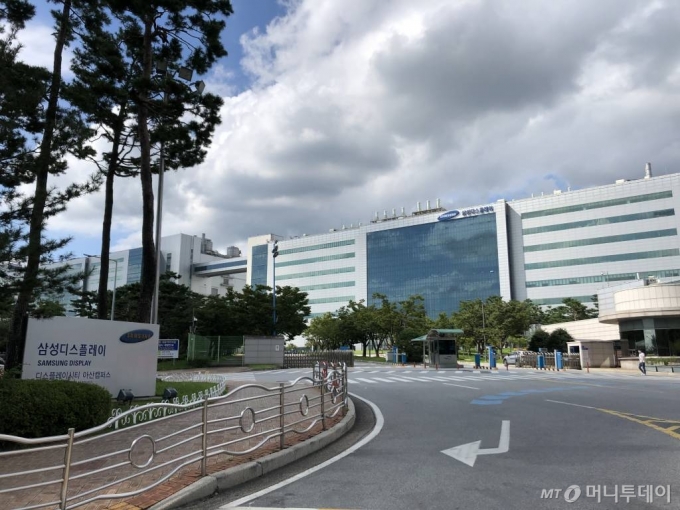 지난달 충남 아산시 탕정면에 있는 삼성디스플레이 1단지에서 QD 디스플레이로 추정되는 장비가 입고 준비를 하고 있는 모습/사진=이정혁 기자