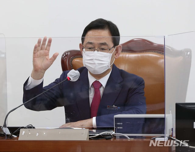 주호영 국민의힘 원내대표가 18일 오후 국회에서 열린 화상 의원총회에서 손인사를 하고 있다. /사진=뉴시스.