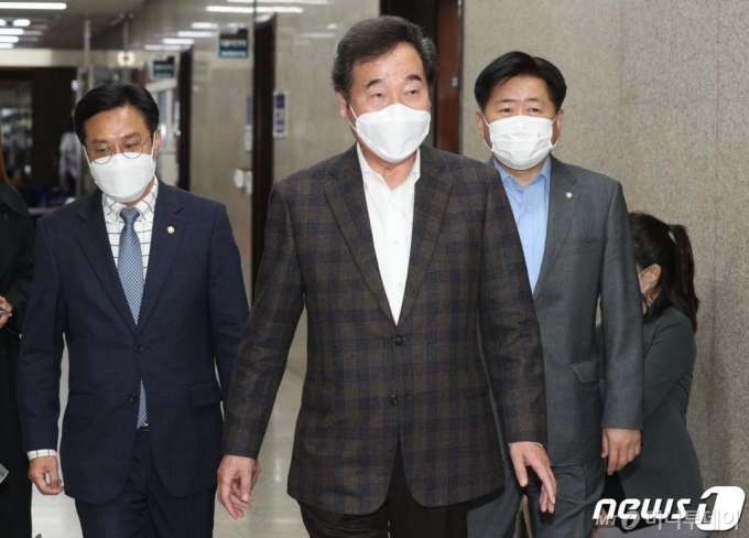 (서울=뉴스1) 신웅수 기자 = 이낙연 더불어민주당 대표가 18일 오후 서울 여의도 국회에서 가와무라 다케오 일한의원연맹 간사장과의 비공개 면담을 하기 위해 당대표실로 향하고 있다. 2020.10.18/뉴스1