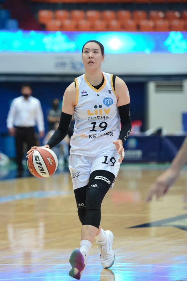 박지수가 맹활약한 KB가 신한은행을 꺾고 시즌 첫승을 신고했다. (WKBL 제공) © 뉴스1