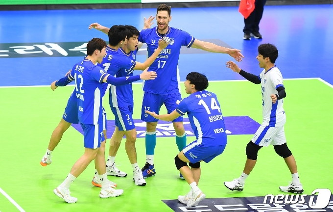 남자 프로배구 삼성화재가 한국전력을 상대로 풀세트 접전 끝에 힘겨운 승리를 거뒀다. (한국배구연맹 제공) © 뉴스1