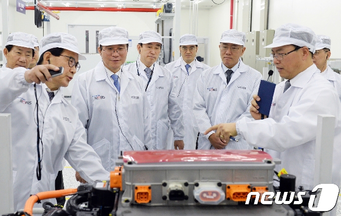 2018년 12월11일 현대모비스 충주 수소 연료전지시스템 공장을 방문한 성윤모 산업통상자원부 장관과 정의선 현대자동차그룹 수석부회장 등이 공장 주요시설을 둘러보는 모습. (산업통상자원부 제공) 2018.12.11/뉴스1