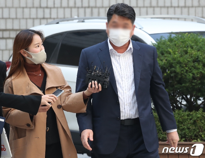 옵티머스자산운용 경영진의 펀드사기 사건에 연루된 화장품업체 스킨앤스킨 이모 이사가 19일 서울 서초구 서울중앙지방법원에서 열린 특정경제범죄 가중처벌 등에 관한 법률 위반(횡령) 등 혐의 구속 전 피의자 심문에 출석하고 있다. 2020.10.19/뉴스1 © News1 송원영 기자