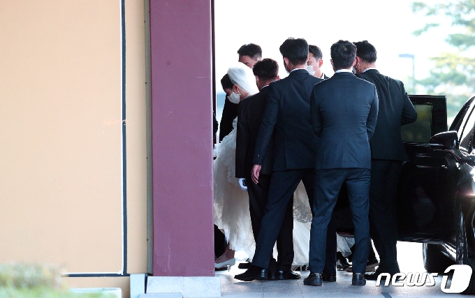 [사진] 결혼식장 도착하는 서민정