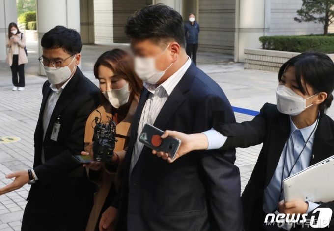 옵티머스자산운용 경영진의 펀드 사기 사건에 연루된 화장품업체 스킨앤스킨 이모 대표가 19일 서울 서초구 서울중앙지방법원에서 열린 특정경제범죄 가중처벌 등에 관한 법률 위반(횡령) 등 혐의 구속 전 피의자 심문(영장실질심사)에 출석하고 있다./사진=뉴스1