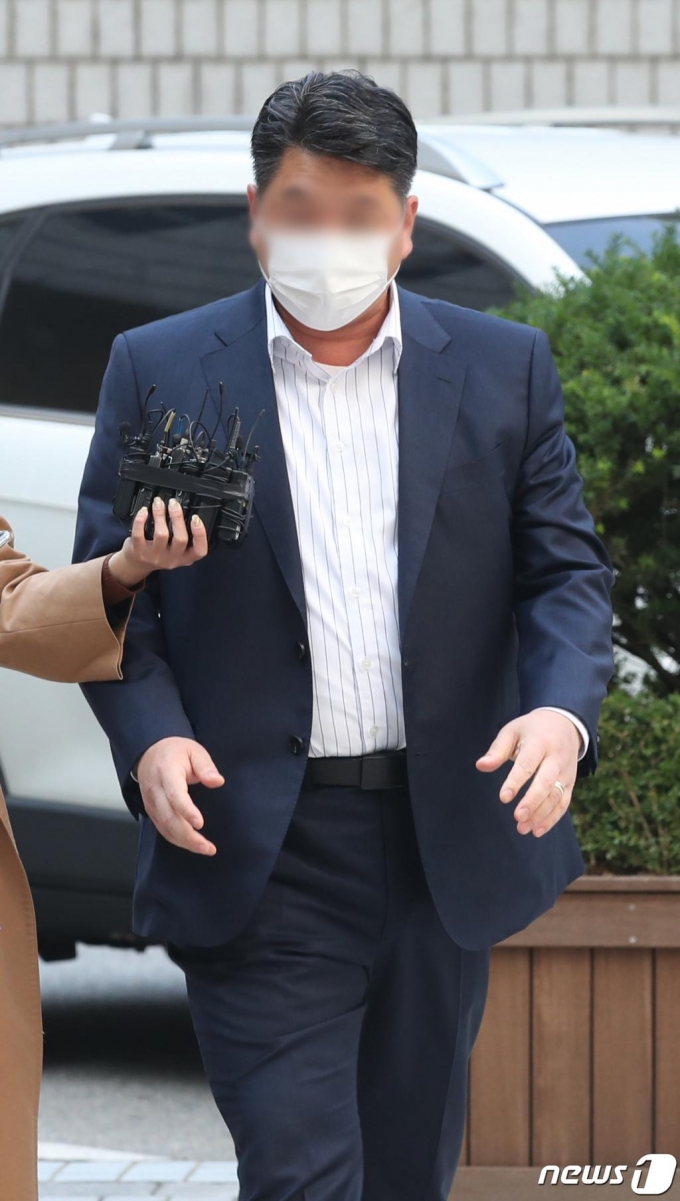 옵티머스자산운용 경영진의 펀드 사기 사건에 연루된 화장품업체 스킨앤스킨 이모 대표가 19일 서울 서초구 서울중앙지방법원에서 열린 특정경제범죄 가중처벌 등에 관한 법률 위반(횡령) 등 혐의 구속 전 피의자 심문(영장실질심사)에 출석하고 있다. /사진제공=뉴스1
