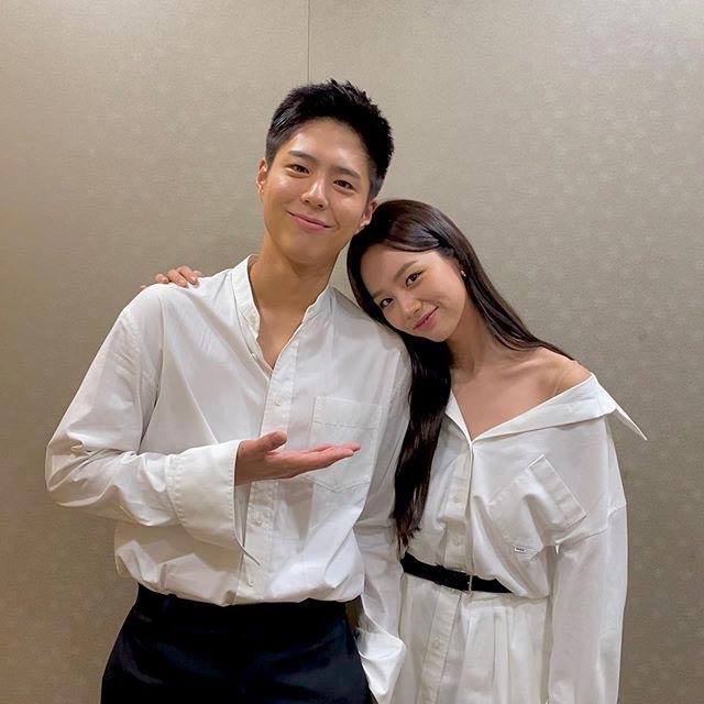 어깨 드러낸 혜리, 박보검과 모노톤 커플 패션?…다정한 어깨동무 스타일M