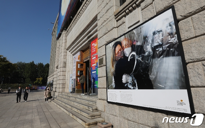 [사진] 서울도서관 외벽에 걸린 전 세계 코로나 사진