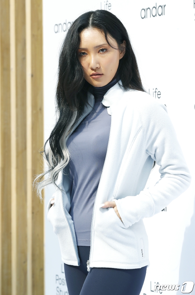 ±×·ì ¸¶¸¶¹«(MAMAMOO)ÀÇ È»ç°¡ 19ÀÏ ¿ÀÈÄ ¼¿ï Á¾·Î±¸ ¼Ò°Ýµ¿ÀÇ ÇÑ ½ºÆ©µð¿À¿¡¼ ¿¸° Æ÷Åä Çà»ç¿¡ Âü¼®ÇØ ¸Å·ÂÀ» ¹ß»êÇϰí ÀÖ´Ù. 2020,10,19/´º½º1 © News1 ±ÇÇöÁø ±âÀÚ