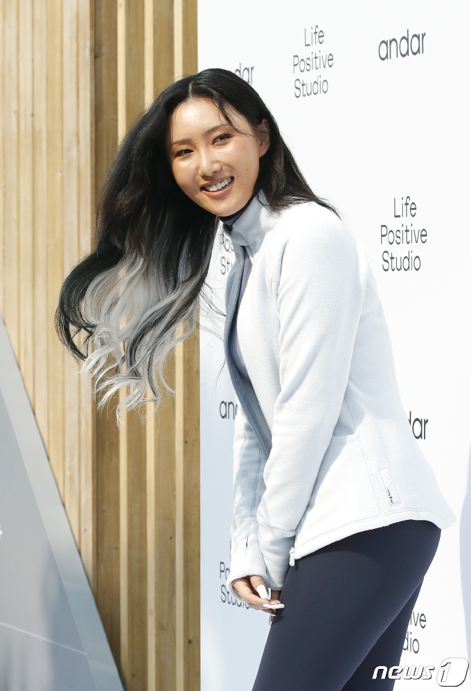 ±×·ì ¸¶¸¶¹«(MAMAMOO)ÀÇ È»ç°¡ 19ÀÏ ¿ÀÈÄ ¼¿ï Á¾·Î±¸ ¼Ò°Ýµ¿ÀÇ ÇÑ ½ºÆ©µð¿À¿¡¼ ¿¸° Æ÷Åä Ç׻翡 Âü¼®ÇØ ¹Ì¼Ò¸¦ Áþ°í ÀÖ´Ù. 2020,10,19/´º½º1 © News1 ±ÇÇöÁø ±âÀÚ