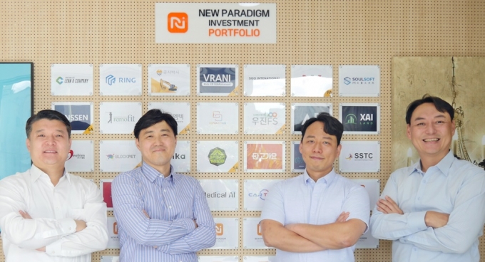 왼쪽부터 배상승 뉴패러다임인베스트먼트 공동대표, 카툴 최형식 최고기술책암자(CTO), 김택수 대표, 박제현 뉴패러다임인베스트먼트 공동대표. /사진제공=뉴패러다임인베스트