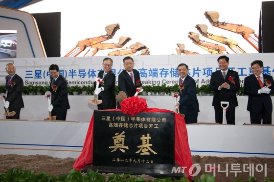 2012년 9월 12일 서안시 고신공업개발구에서 '삼성중국반도체 공장 기공식' 행사에서 참석자들이 기념시삽을 하고 있다. 사진 좌측부터 동쥔 서안시 시장, 이규형 주중국 한국대사관 대사, 자오러지 섬서성 성위 서기, 권오현 삼성전자 부회장, 자오정용 섬서성 성장, 윤상직 지식경제부 장관/사진=삼성전자