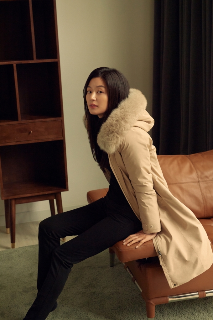 네파 아르테를 입은 배우 전지현/사진제공=네파(NEPA)