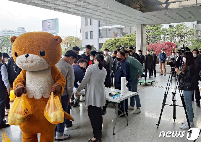 지닌 4월 17일 충북 충주시 송어 팔아주기 행사장에서 농수산물 홍보 캐릭터 &apos;충주씨&apos;가 송어를 팔고 있다.&#40;충주시 제공&#41;2020.010.21/&copy; 뉴스1