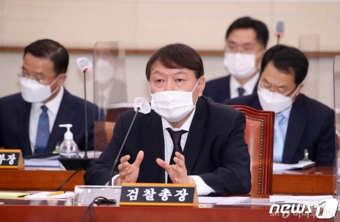 (서울=뉴스1) 성동훈 기자 = 윤석열 검찰총장이 22일 서울 여의도 국회에서 열린 법제사법위원회의 대검찰청에 대한 국정감사에서 의원 질의에 답변하고 있다. 2020.10.22/뉴스1