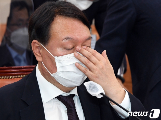윤석열 검찰총장이 22일 국회에서 열린 법제사법위원회 대검찰청 국정감사에서 피곤한 표정으로 눈가를 만지고 있다. /사진=뉴스1.